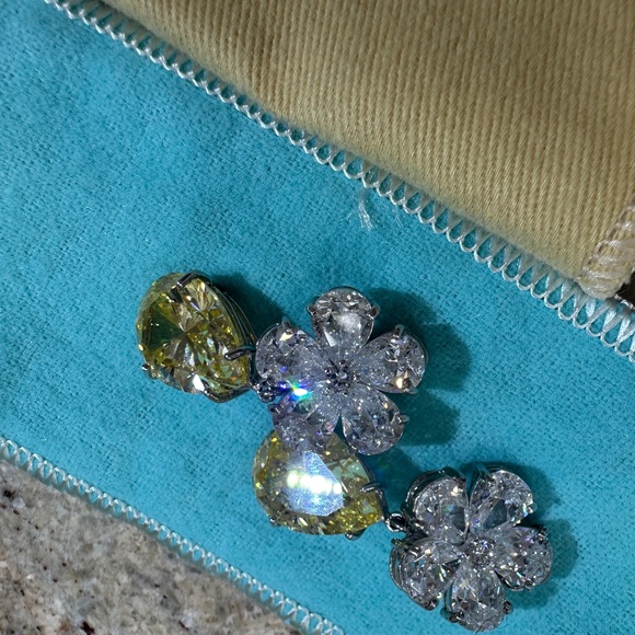 MAGNIFICENT COSTUME JEWELRY CLIP ON EARRINGS - Picture 9 of 12
